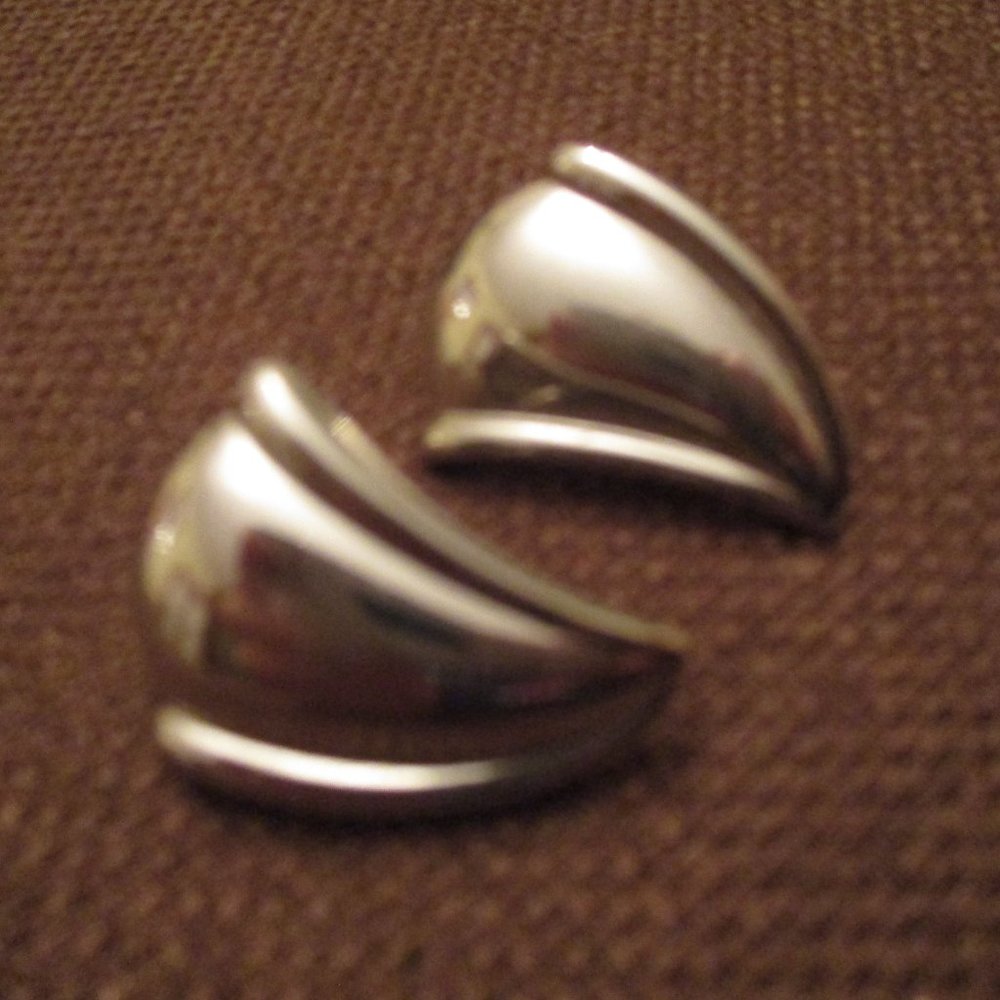 Women's Silver Tone Triangle Curved Pierced Earrings
